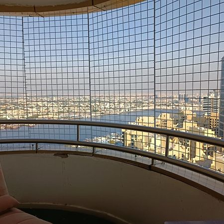 شقة فخمة وواسعة تسع عائلة كبيرة Ajman Exterior foto
