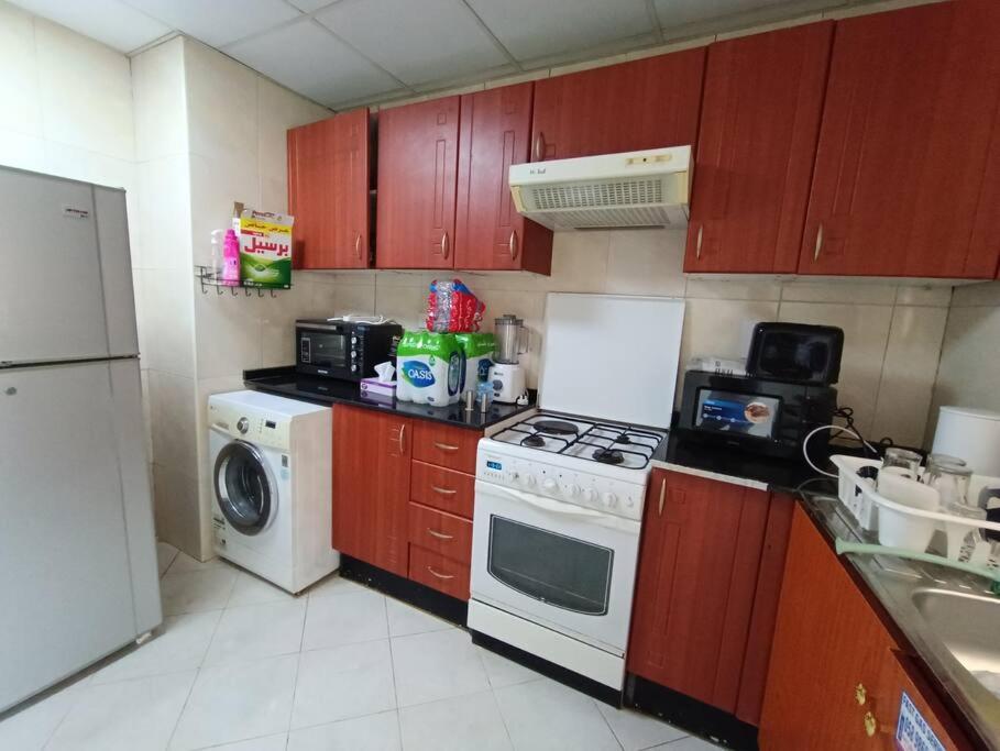 شقة فخمة وواسعة تسع عائلة كبيرة Ajman Exterior foto